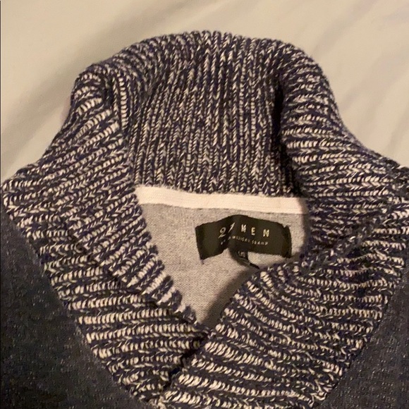 Blue sweater with pockets on the front - Picture 3 of 3